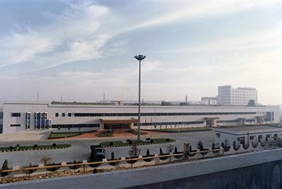 1995年5月30日，山推與日本小松株式會(huì)社合資成立小松山推工程機(jī)械有限公司